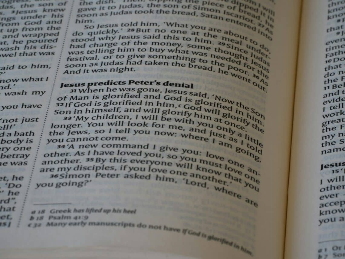 Gros plan d'un livre ouvert avec du texte