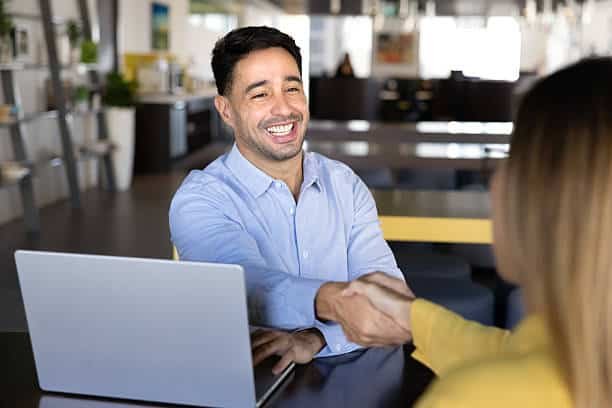 Le design print Lyon reste un levier marketing puissant lorsqu’il est intégré intelligemment dans une stratégie globale.