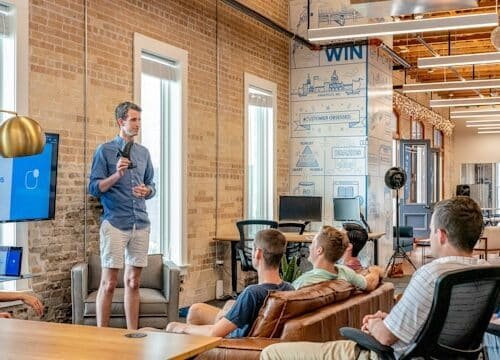 Comment instaurer une atmosphère bienveillante et dynamique avec un maître de cérémonie